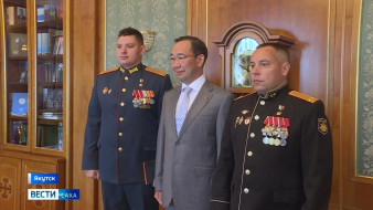 Глава Якутии встретился с участниками программы "Время героев" Николаем Соболевым и Дмитрием Куценко