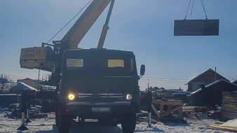 В Якутске на улице Красноярова автокран повредил линию электропередач