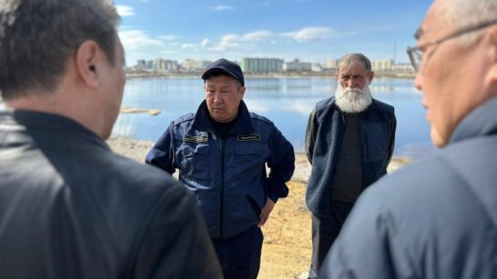 Первый вице-премьер Дмитрий Садовников проверил инженерную защиту от паводковых вод Якутска