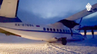 В аэропорту Маган произошёл авиаинцидент. У самолёта L-410 надломилась стойка шасси