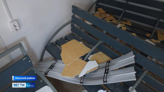 Жители Ленска ждут автобус на холоде. Одну из тёплых остановок разгромили вандалы 