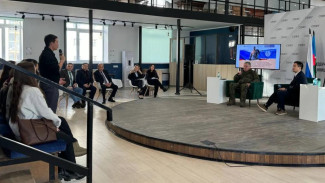 Генерал-лейтенант Роман Греков провёл беседу со студентами СВФУ