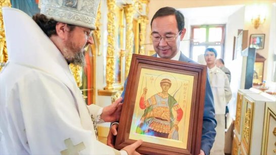 Айсен Николаев передал Архиепископу Якутскому и Ленскому Роману икону Великомученика Димитрия Солунского