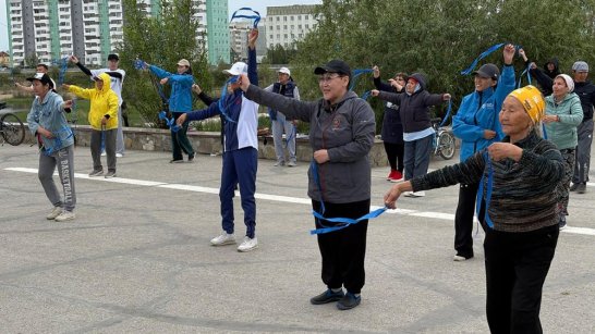 В Якутске в честь реки Лены состоялся флэшмоб "Голубые ленточки"