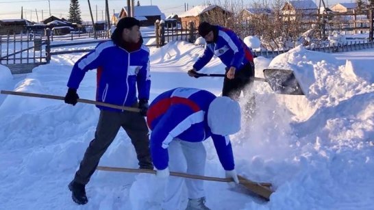 В Хангаласском районе студенческие отряды оказали помощь с расчисткой снега