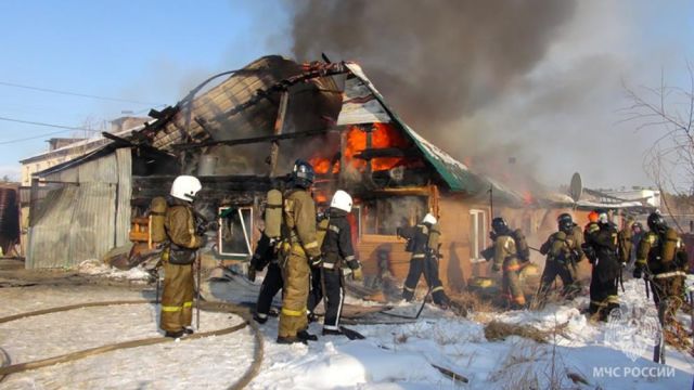 В Якутске ведется тушение в двухэтажном жилом доме (обновлено)