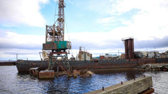 Глава Якутии поставил задачу очистить затонувшее в Тикси судно "Днепр" от нефтепродуктов