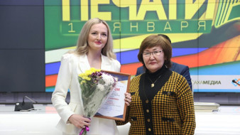 Редактору и ведущей программы "Вести Саха" Анне Ярыгиной вручена награда профессионального конкурса журналистов в номинации "Золотой микрофон"