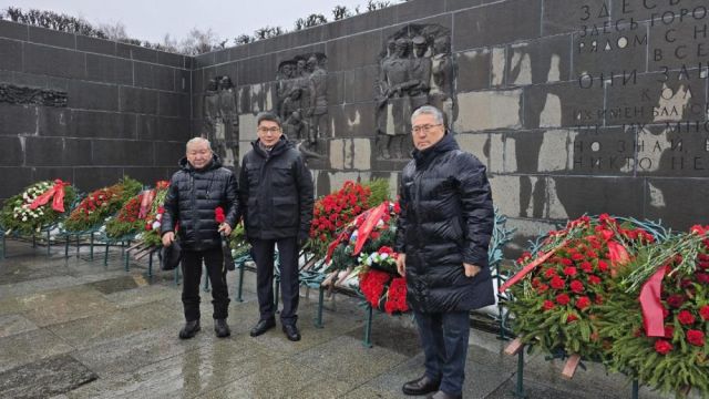 Делегация Якутии приняла участие в церемонии возложения цветов к монументу "Мать-Родина" в Санкт-Петербурге