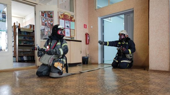 В городе Мирный спасатели провели пожарно-тактические учения
