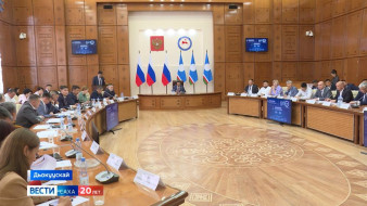 Ил Дархан бэйэни салайыныы уорганнарын сэбиэтин сүбэ мунньаҕын ыытта