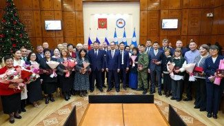 Глава Якутии вручил якутянам государственные награды