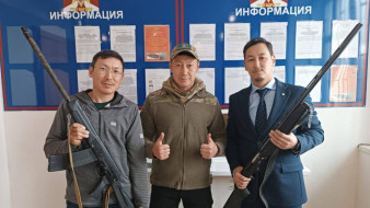 Сотрудники Минэкологии Якутии сдали гладкоствольные ружья для отправки в зону СВО