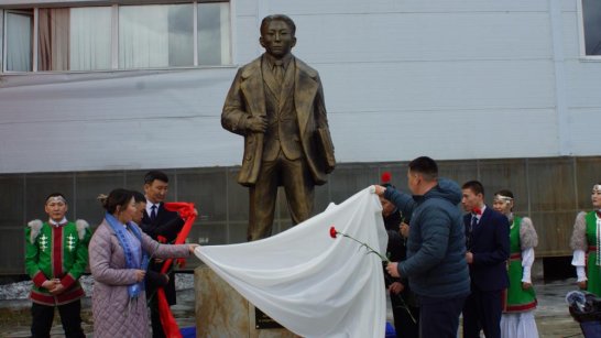В Усть-Алданском районе открыли памятник Николаю Тарскому