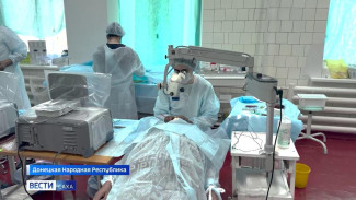 Врачи-офтальмологи из Якутии работают в городе Кировское ДНР