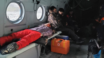 В Момском районе Якутии спасатели эвакуировали одну из пострадавших туристок с горы Победа