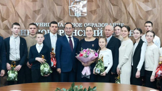 Айсен Николаев вручил многодетной матери из Нерюнгринского района орден "Мать-героиня"