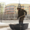 Коммунальные службы Якутска активно борются с гололёдом на улицах города