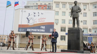 В Якутске возложили цветы к памятнику Максиму Аммосову