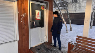 В Якутске в результате пожара на теплой остановке погиб человек