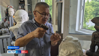 "Дитя земли". Красноярский скульптор Василий Сивцев создает автопортрет про своё детство в Якутии