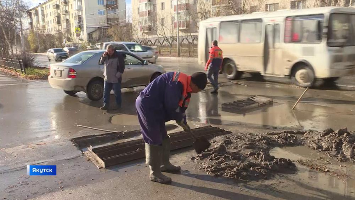 Коммунальные службы откачивают воду с улиц Якутска – ГТРК «Саха»