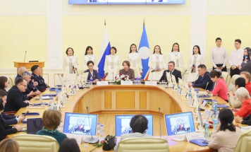 В Якутии лучших сотрудников ЗАГС по итогам года отметили наградами