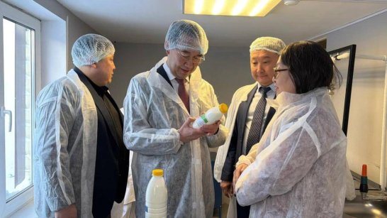 Глава Якутии посетил молочный цех в Саскылахе