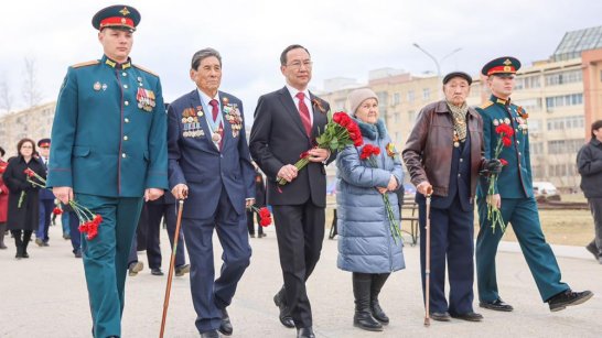 Возложение цветов к монументу павшим воинам-якутянам состоялось в Якутске