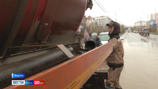 Коммунальные службы Якутска в усиленном режиме откачивают лужи после проливного дождя