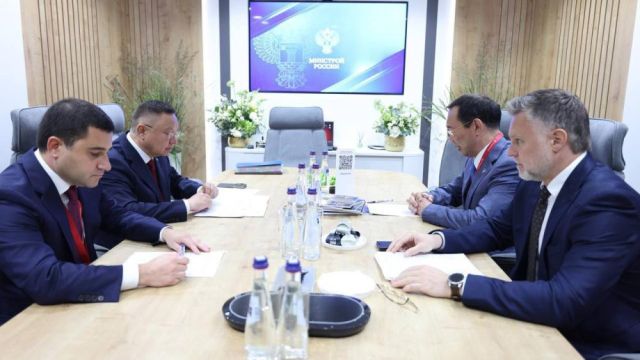 ПМЭФ-2025: Айсен Николаев и Ирек Файзуллин обсудили вопросы развития строительной отрасли Якутии