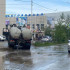 На улицах и дворах Якутска откачивают лужи с заниженных мест 