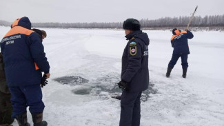 В Верхнеколымском районе спасатели нашли тело мужчины, провалившегося под лед