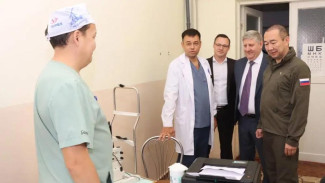 Айсен Николаев в Докучаевске встретился с медиками из Якутии