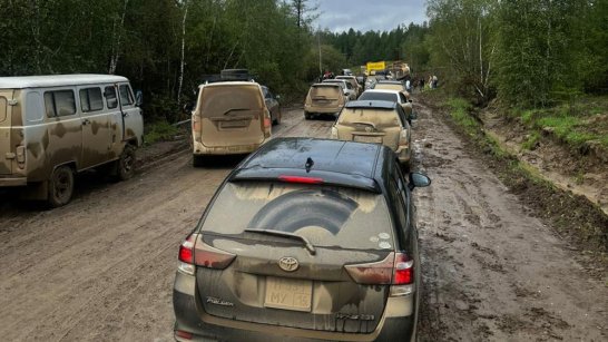Затруднено движение транспорта на автодороге "Амга" из-за обильных осадков