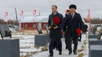 Глава Якутии возложил цветы к памятнику Федору Попову в селе Сымах Мегино-Кангаласского района