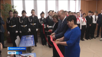 В первой школе Мирного открыли две "Парты героя"