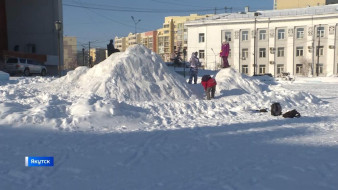 Десятки тысяч кубометров снега. В Якутске коммунальные службы работают в усиленном режиме