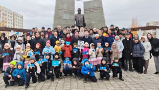 Жители Якутии возложили цветы к памятнику Исидору Барахову