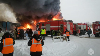На улице Очиченко в Якутске произошёл пожар в арочном гараже