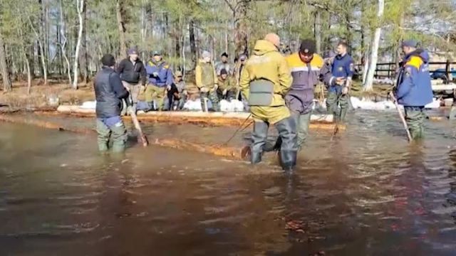 В Таттинском районе проводятся работы по устранению прорыва водосброса
