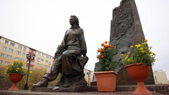 В Мирнинском районе состоялось торжественное возложение цветов памятнику Ларисе Попугаевой