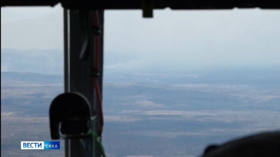Огнеборцы тушат крупный лесной пожар в Таттинском районе Якутии