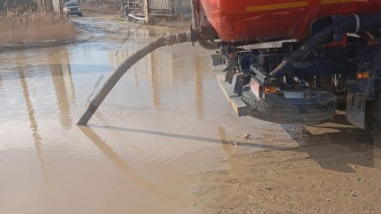 Более 170 тысяч кубометров воды откачали с заниженных мест в Якутске