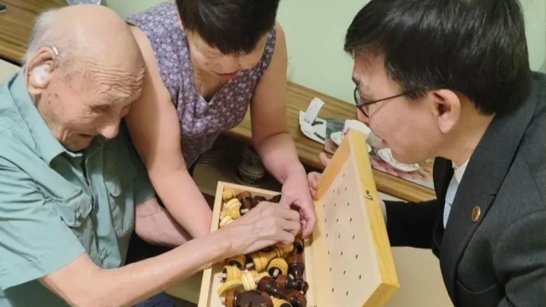 Ветерана войны, 101-летнего Наума Слепцова поздравили с наступающим Новым годом