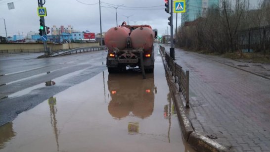 Коммунальные службы Якутска продолжают откачку талых и дождевых вод