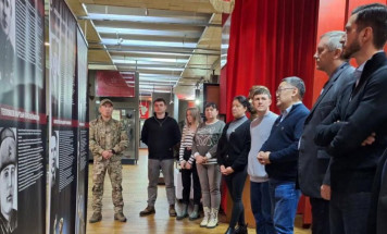 В Луганске открылась выставка "Якутяне на фронтах войны"