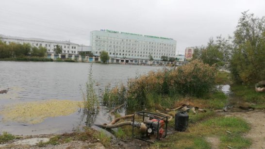 В Якутске проводится работа по откачке воды с проезжей части дороги