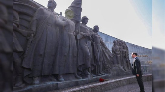 Цветы к Монументу защитникам Отечества в Астане возложили руководители Республики Саха (Якутия)