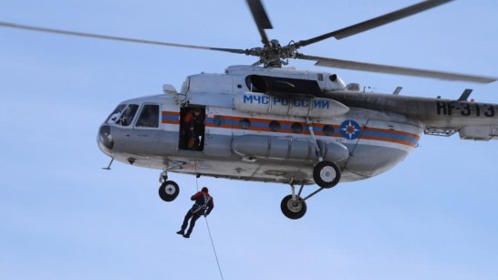Спасатели Якутии провели учебные спуски с вертолета